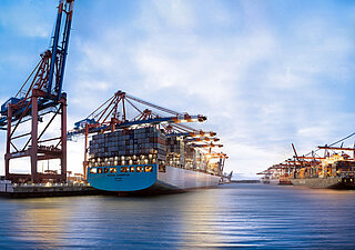 Container ships in the Port of Hamburg | www.mediaserver.hamburg.de / Andreas Vallbracht Container ships in the Port of Hamburg | www.mediaserver.hamburg.de / Andreas Vallbracht