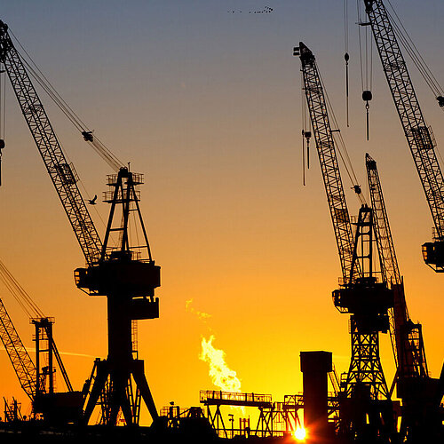 Hamburger Hafenkräne im Sonnenuntergang | Mediaserver Hamburg / Andreas Vallbracht Hamburger Hafenkräne im Sonnenuntergang | Mediaserver Hamburg / Andreas Vallbracht